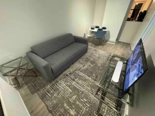Cozy 1-Bedroom Apartment in Central London - Tap to explore photos