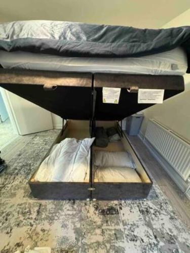 Cozy 1-Bedroom Apartment in Central London - Tap to explore photos