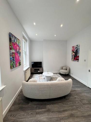 Cosy 1 bedroom flat - - Tap to explore photos