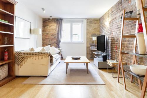 Designer Warehouse Two Bedrooms Converted, London Bridge - Tap to explore photos