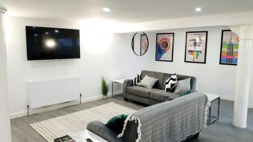 Cool 2 Bed Basement Flat in Central Shoreditch! - Tap to explore photos