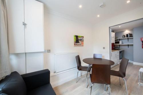 Cozy 2-Bedroom Flat in Battersea - Tap to explore photos