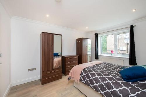 Cozy 2-Bedroom Flat in Battersea - Tap to explore photos