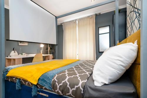 Double room w/Projector & Garden Hot Tub - Tap to explore photos