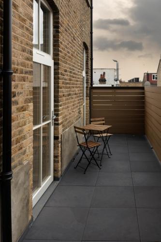 Deluxe North Central London Apartment - Tap to explore photos