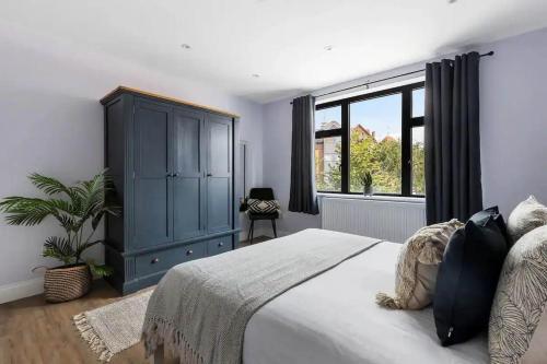 Elegant 3-Bedroom Apartment Near Tube Station - 360 Stays - Tap to explore photos