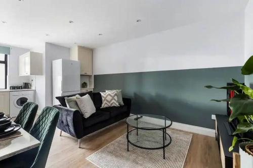 Elegant 3-Bedroom Apartment Near Tube Station - 360 Stays - Tap to explore photos