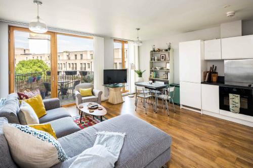 Shiny & Comfy stay with Underground links nearby! - Tap to explore photos