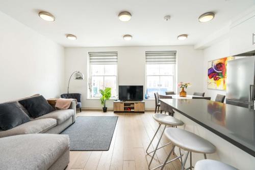 Spacious 2 bedroom / Earls Court / Kensington - Tap to explore photos