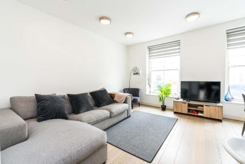 Spacious 2 bedroom / Earls Court / Kensington - Tap to explore photos
