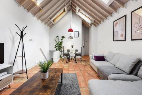 Cozy private 1-bedroom apartment in Hoxton - Tap to explore photos