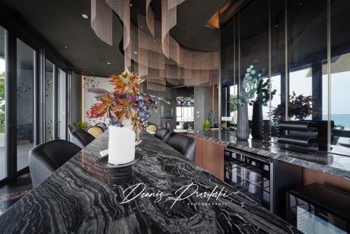 Edge Seaview Apartment - Tap to explore photos