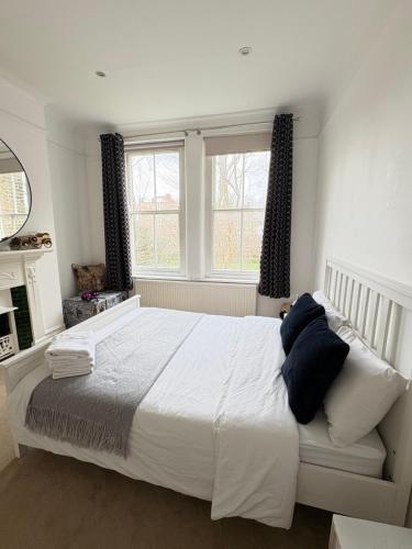 En-suite in Chelsea - Tap to explore photos