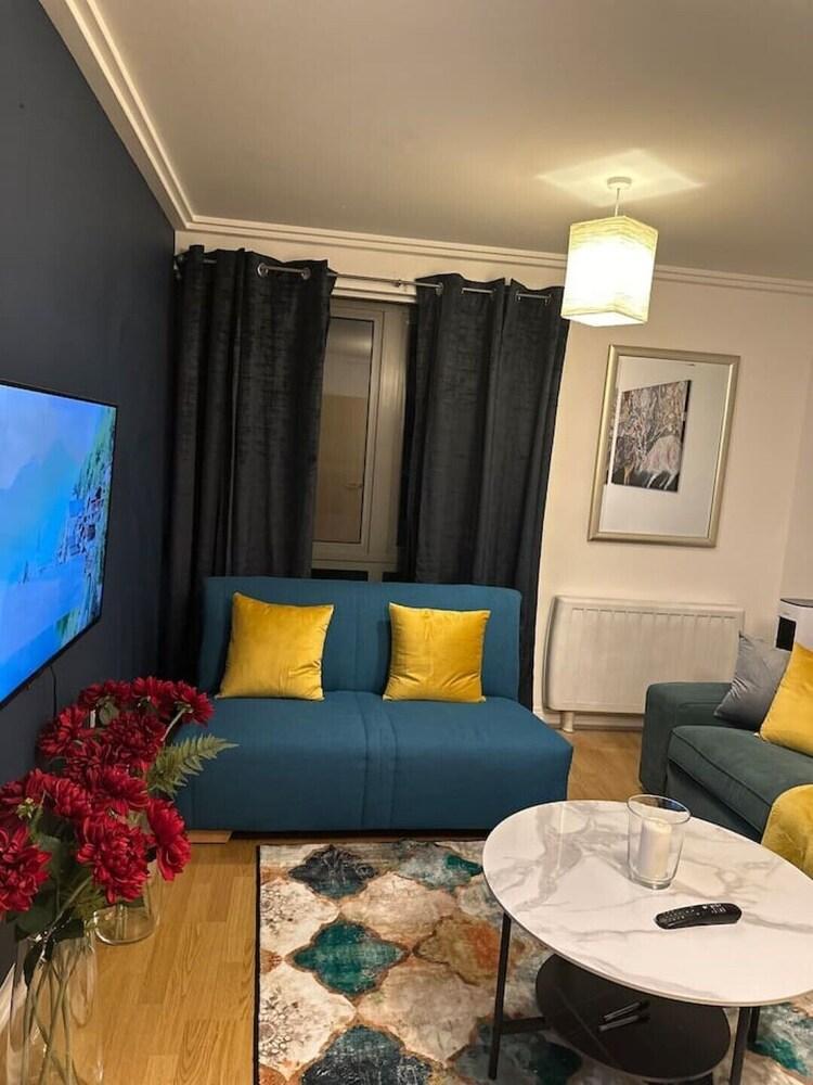 Entire flat in Ealing - Tap to explore photos