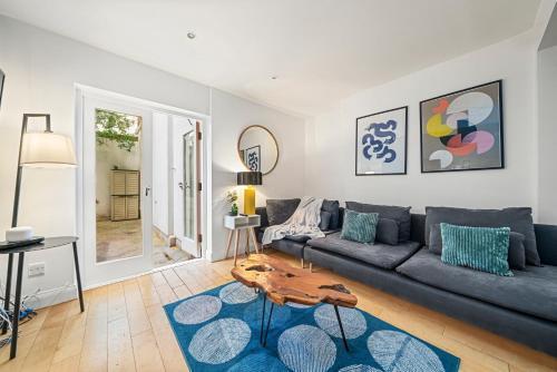 Exclusive & Comfortable Home by Old Street Station - Tap to explore photos