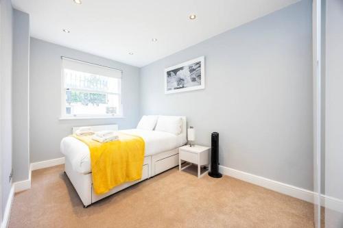 Smart Kensington Retreat 2BR - Tap to explore photos