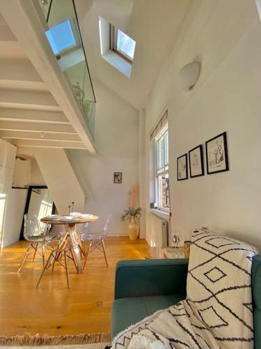 Shoreditch Loft - Tap to explore photos