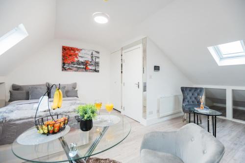 Spacious and Modern studio in London G - Tap to explore photos