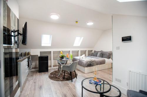 Spacious and Modern studio in London G - Tap to explore photos