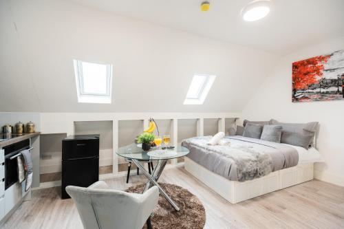 Spacious and Modern studio in London G - Tap to explore photos