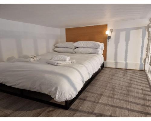 FG2- Mezzanine Flat Fits 3 Near Hyde Park - Tap to explore photos