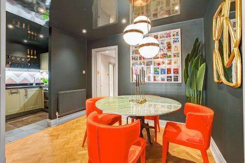 Flat in Earls Court - Tap to explore photos