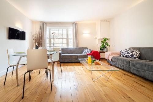Spacious Apartment with a balcony in Prime Location in Farringdon - Tap to explore photos