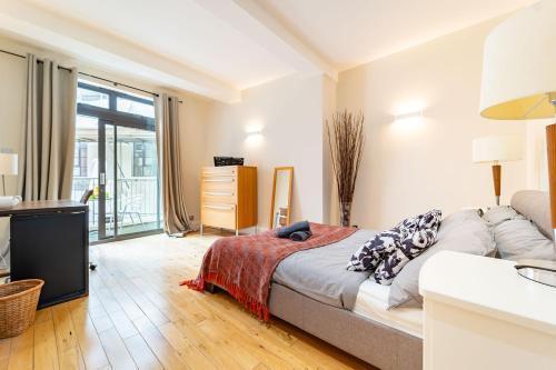 Spacious Apartment with a balcony in Prime Location in Farringdon - Tap to explore photos