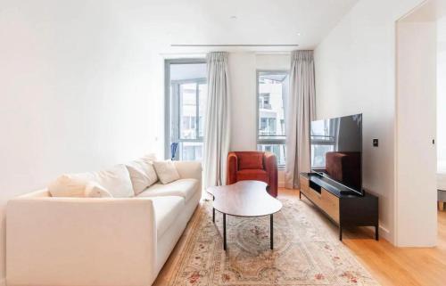 Spacious 2 bed 2 bath Battersea Powerstation Apartment - Tap to explore photos