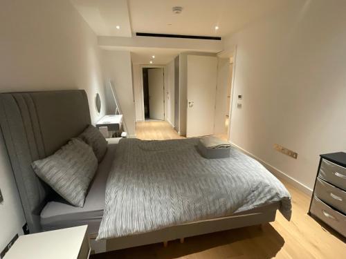 Spacious 2 bed 2 bath Battersea Powerstation Apartment - Tap to explore photos