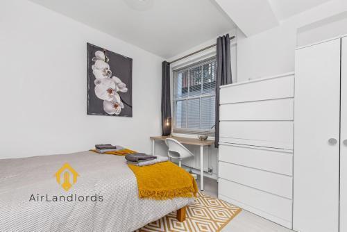 Fantastic 4 bedroom apartment in Russell Square - Tap to explore photos