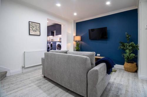 Spacious 3 Bed 3 Bath Aldgate Apartment - Tap to explore photos