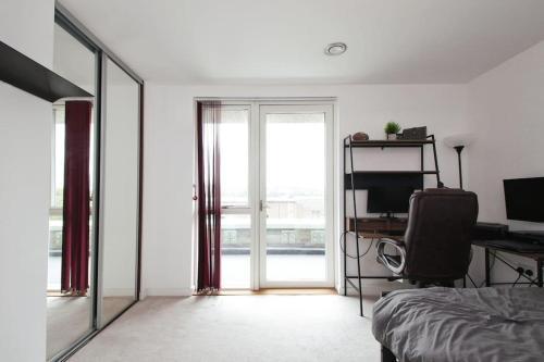 Greenwich O2 Apartment - Tap to explore photos