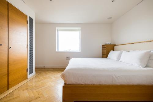 Spacious, Modern 3-Bed Home - Tap to explore photos