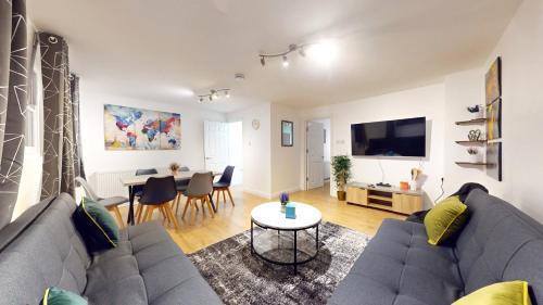 Spacious Duplex Apartment - Tap to explore photos