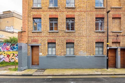 Spitalfields one bedroom apartment - Tap to explore photos