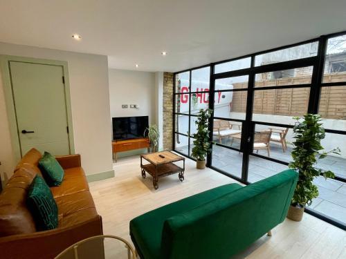 Hackney 1 Bed Garden Flat - Tap to explore photos