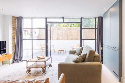 Hackney 1 Bed Garden Flat - Tap to explore photos