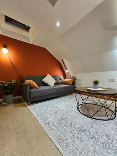 Fulham 2 bedroom apartment - Tap to explore photos