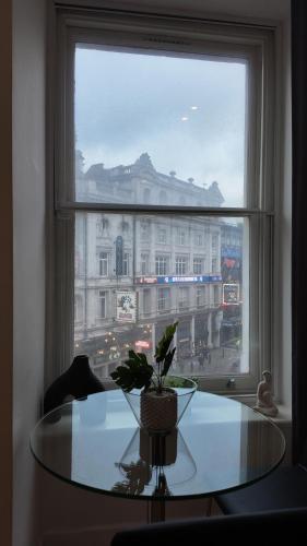Stunning Piccadilly 1 BR Flat in London VR9 - Tap to explore photos