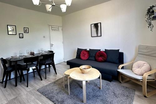 Stunning 2-bed apt near central London. - Tap to explore photos
