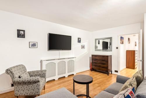 Spacious Ground Floor Apartment - fab location - Tap to explore photos