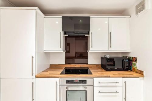 Spacious Ground Floor Apartment - fab location - Tap to explore photos