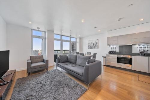 Great 2 Bed Flat With City View - Tap to explore photos