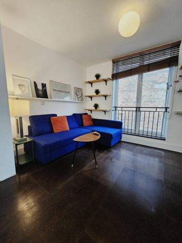 Stylish 3 Bed House, Shoreditch - Tap to explore photos