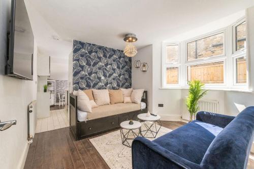 Stylish Apartment by London Eye with a Small Garden - Tap to explore photos