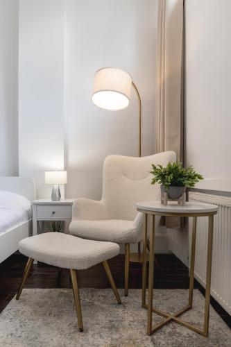 Stylish Apartment by London Eye with a Small Garden - Tap to explore photos