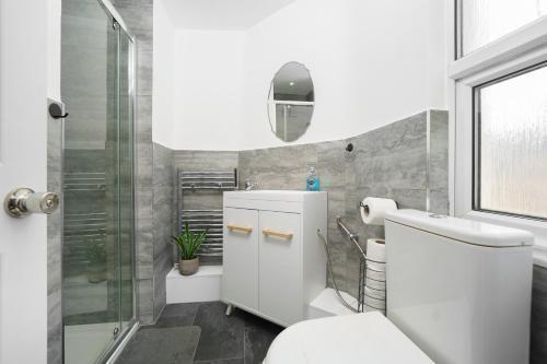 Stylish and newly renovated flat in Hackney - Tap to explore photos