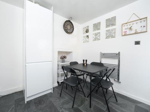 Stylish and newly renovated flat in Hackney - Tap to explore photos