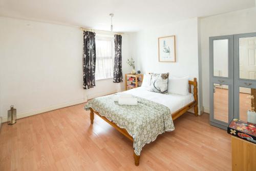 Stylish Penthouse for 6 in Woolwich! - Tap to explore photos